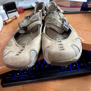 MERRELL WOMEN'S VIBRAM CLOSED TOE SANDAL SHOES BUCKLE SIZE 9 TAN SANDALS GOOD CO